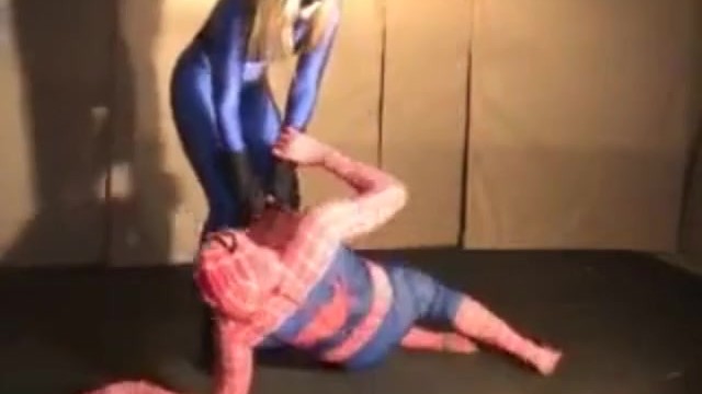 Female Villain Cosplayer Overpowers Spiderman An