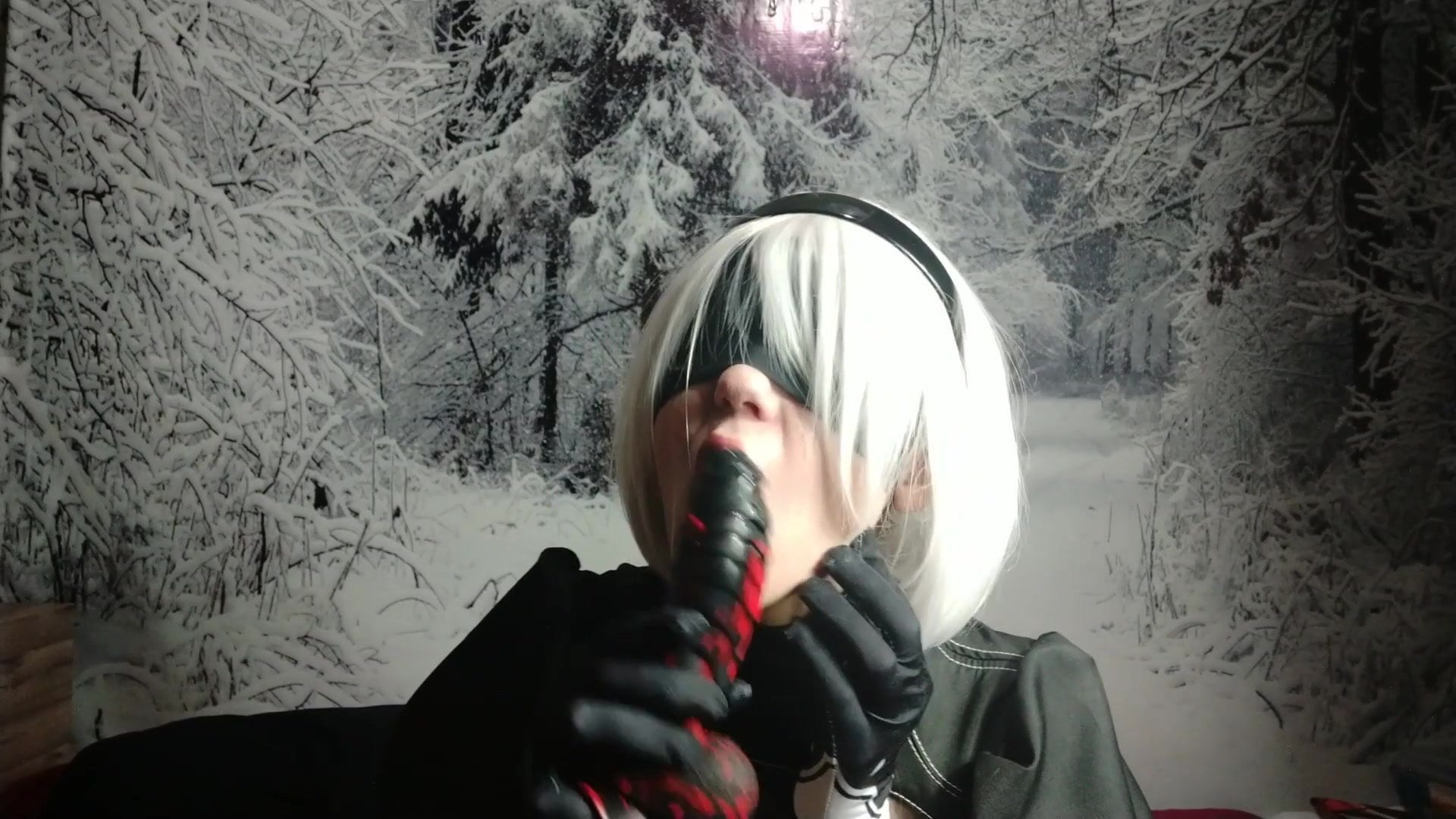 2B cosplayer deepthroating dildo