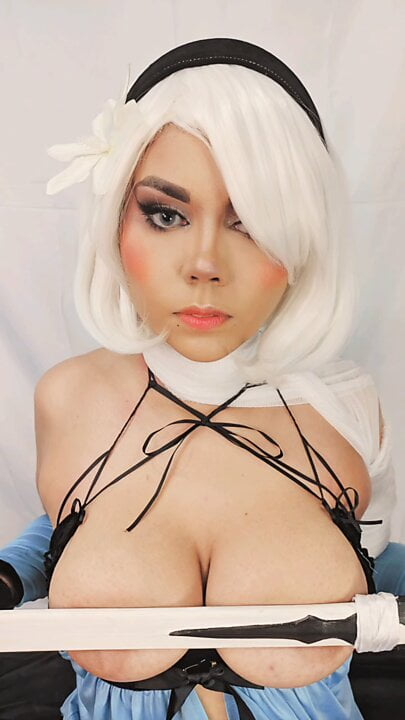 Nier Automatas 2B Cosplayer Engages in Intimate Scene pic